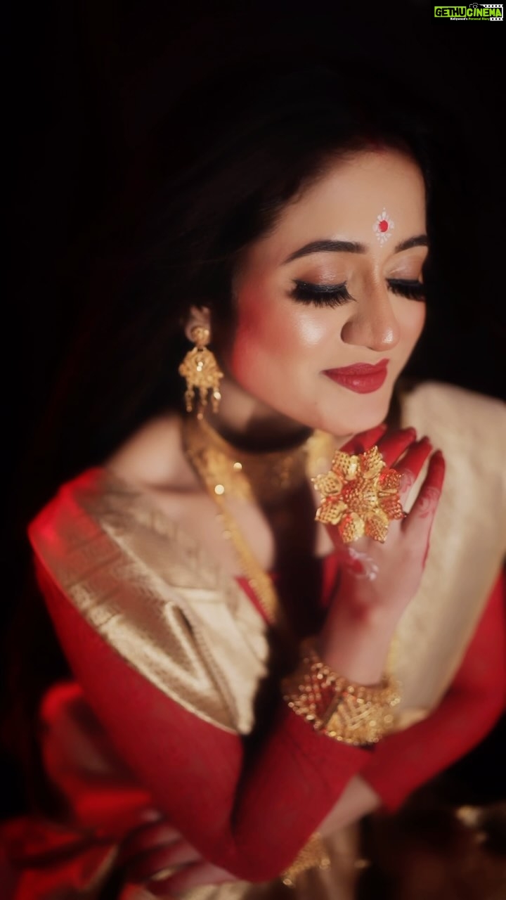 Elina Samantray Instagram - Shyama ann baso vrindawan mai 🌸🌸🌸🌸🌸 Beautiful Face @rayelinasamantaray Designer @mahendrabaral_official Jewellery @mahendrabaral_official Pic @_abinashbiswal Kalka @lizamehndi_artist #durga #durgapuja #durgamaa🙏 #durgapujo #makeupbyshagy #makeoverbyahagy #sanjeevhairstudio #bhubaneswar #odisha #indianfood Beautiful Face @rayelinasamantaray Designer @mahendrabaral_official Jewellery @mahendrabaral_official Pic @_abinashbiswal Kalka @lizamehndi_artist #durga #durgapuja #durgamaa🙏 #durgapujo #makeupbyshagy #makeoverbyahagy #sanjeevhairstudio #bhubaneswar #odisha #india India