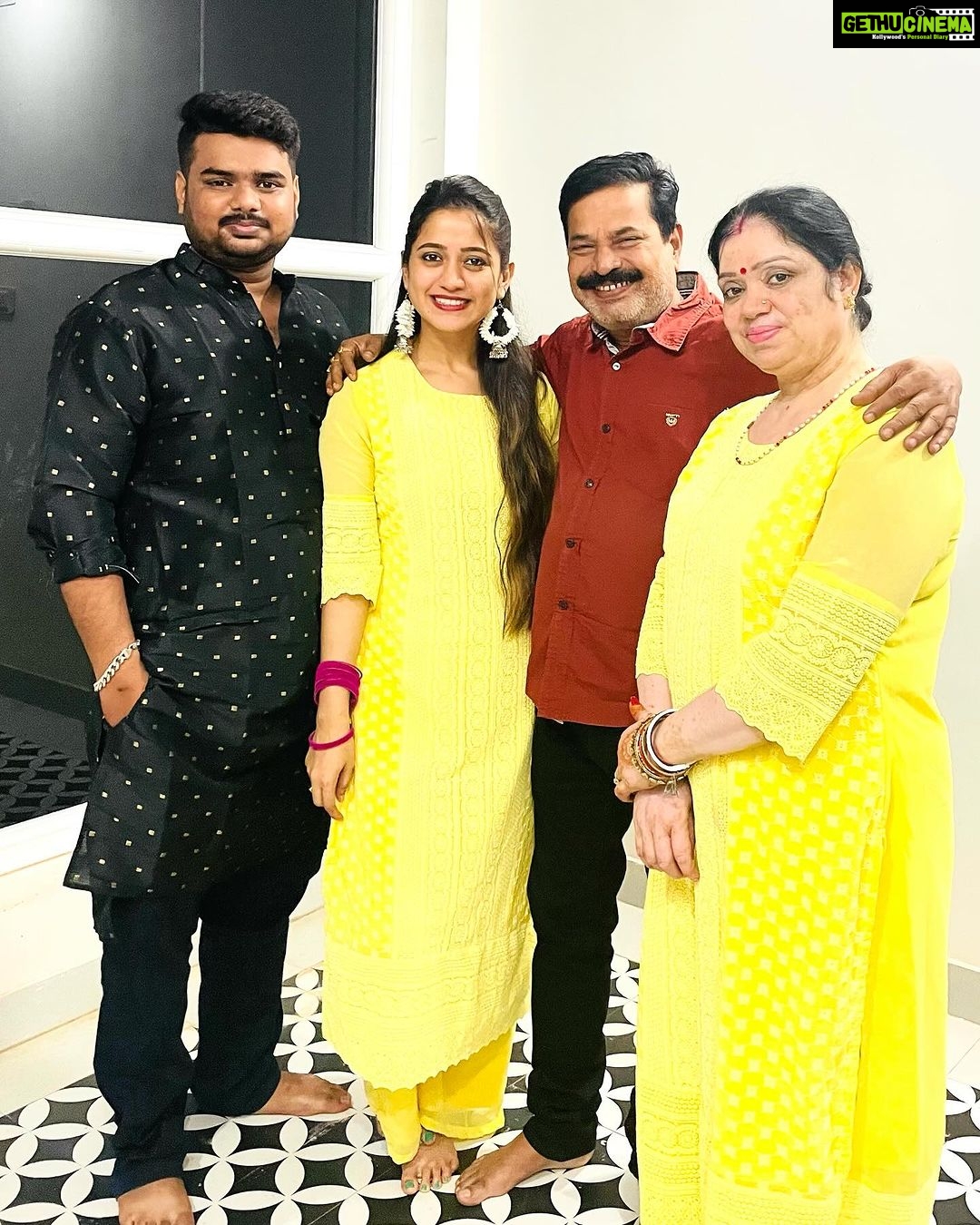 Elina Samantray Instagram - My pillars of Strength ❤️ @rayelinasamantaray @jyoti_ranjan_samantaray @anuradha_samantaray
