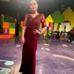 Elina Samantray Instagram - It's difficult for me to not smile in my pictures!! I rarely win in this battle..💃 Wearing @zubysdesignerhouse @ali.zubina