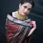 Elina Samantray Instagram - DURGA PUJA🌸🙏💗 "Embracing the timeless elegance of Durga Puja in my Tera Cotta Sambalpuri silk Saree from BigRayn 🌸✨. Visit BigRayn.com or call +916372255010. #rayelinasamantaray #elinasamantaray #bigraynofficials #sambalpurihandloom #sambalpuri #odishahandlooms #mybhubaneswar #bhubaneswar #bigraynofficials #odishahandloom #odishaikat #bigraynofficials #sareesusa #sareedubai #sareessingapore #sareesofinstagram #sareestyling #weddingsarees #partywear #odishaweaves #splendoursofodishaweaves #durgapuja #durgapujo wearing @bigraynofficials Makeup & Hair @makeupbyshagy Jewellery @mahendrabaral_official PC: @_abinashbiswal @partha_das07