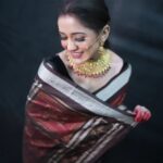 Elina Samantray Instagram – DURGA PUJA🌸🙏💗

“Embracing the timeless elegance of Durga Puja in my Tera Cotta Sambalpuri silk Saree from BigRayn 🌸✨. 
Visit BigRayn.com or call +916372255010. 

#rayelinasamantaray #elinasamantaray  #bigraynofficials #sambalpurihandloom #sambalpuri #odishahandlooms #mybhubaneswar #bhubaneswar #bigraynofficials
#odishahandloom #odishaikat #bigraynofficials #sareesusa #sareedubai #sareessingapore #sareesofinstagram #sareestyling #weddingsarees #partywear #odishaweaves #splendoursofodishaweaves #durgapuja #durgapujo

wearing @bigraynofficials
Makeup & Hair @makeupbyshagy 
Jewellery @mahendrabaral_official 
PC: @_abinashbiswal  @partha_das07