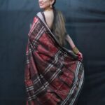 Elina Samantray Instagram – DURGA PUJA🌸🙏💗

“Embracing the timeless elegance of Durga Puja in my Tera Cotta Sambalpuri silk Saree from BigRayn 🌸✨. 
Visit BigRayn.com or call +916372255010. 

#rayelinasamantaray #elinasamantaray  #bigraynofficials #sambalpurihandloom #sambalpuri #odishahandlooms #mybhubaneswar #bhubaneswar #bigraynofficials
#odishahandloom #odishaikat #bigraynofficials #sareesusa #sareedubai #sareessingapore #sareesofinstagram #sareestyling #weddingsarees #partywear #odishaweaves #splendoursofodishaweaves #durgapuja #durgapujo

wearing @bigraynofficials
Makeup & Hair @makeupbyshagy 
Jewellery @mahendrabaral_official 
PC: @_abinashbiswal  @partha_das07