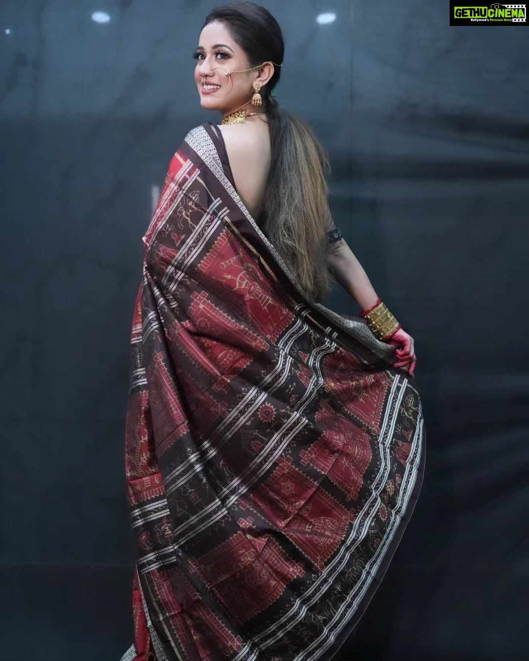 Elina Samantray Instagram - DURGA PUJA🌸🙏💗 "Embracing the timeless elegance of Durga Puja in my Tera Cotta Sambalpuri silk Saree from BigRayn 🌸✨. Visit BigRayn.com or call +916372255010. #rayelinasamantaray #elinasamantaray #bigraynofficials #sambalpurihandloom #sambalpuri #odishahandlooms #mybhubaneswar #bhubaneswar #bigraynofficials #odishahandloom #odishaikat #bigraynofficials #sareesusa #sareedubai #sareessingapore #sareesofinstagram #sareestyling #weddingsarees #partywear #odishaweaves #splendoursofodishaweaves #durgapuja #durgapujo wearing @bigraynofficials Makeup & Hair @makeupbyshagy Jewellery @mahendrabaral_official PC: @_abinashbiswal @partha_das07