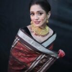 Elina Samantray Instagram – DURGA PUJA🌸🙏💗

“Embracing the timeless elegance of Durga Puja in my Tera Cotta Sambalpuri silk Saree from BigRayn 🌸✨. 
Visit BigRayn.com or call +916372255010. 

#rayelinasamantaray #elinasamantaray  #bigraynofficials #sambalpurihandloom #sambalpuri #odishahandlooms #mybhubaneswar #bhubaneswar #bigraynofficials
#odishahandloom #odishaikat #bigraynofficials #sareesusa #sareedubai #sareessingapore #sareesofinstagram #sareestyling #weddingsarees #partywear #odishaweaves #splendoursofodishaweaves #durgapuja #durgapujo

wearing @bigraynofficials
Makeup & Hair @makeupbyshagy 
Jewellery @mahendrabaral_official 
PC: @_abinashbiswal  @partha_das07