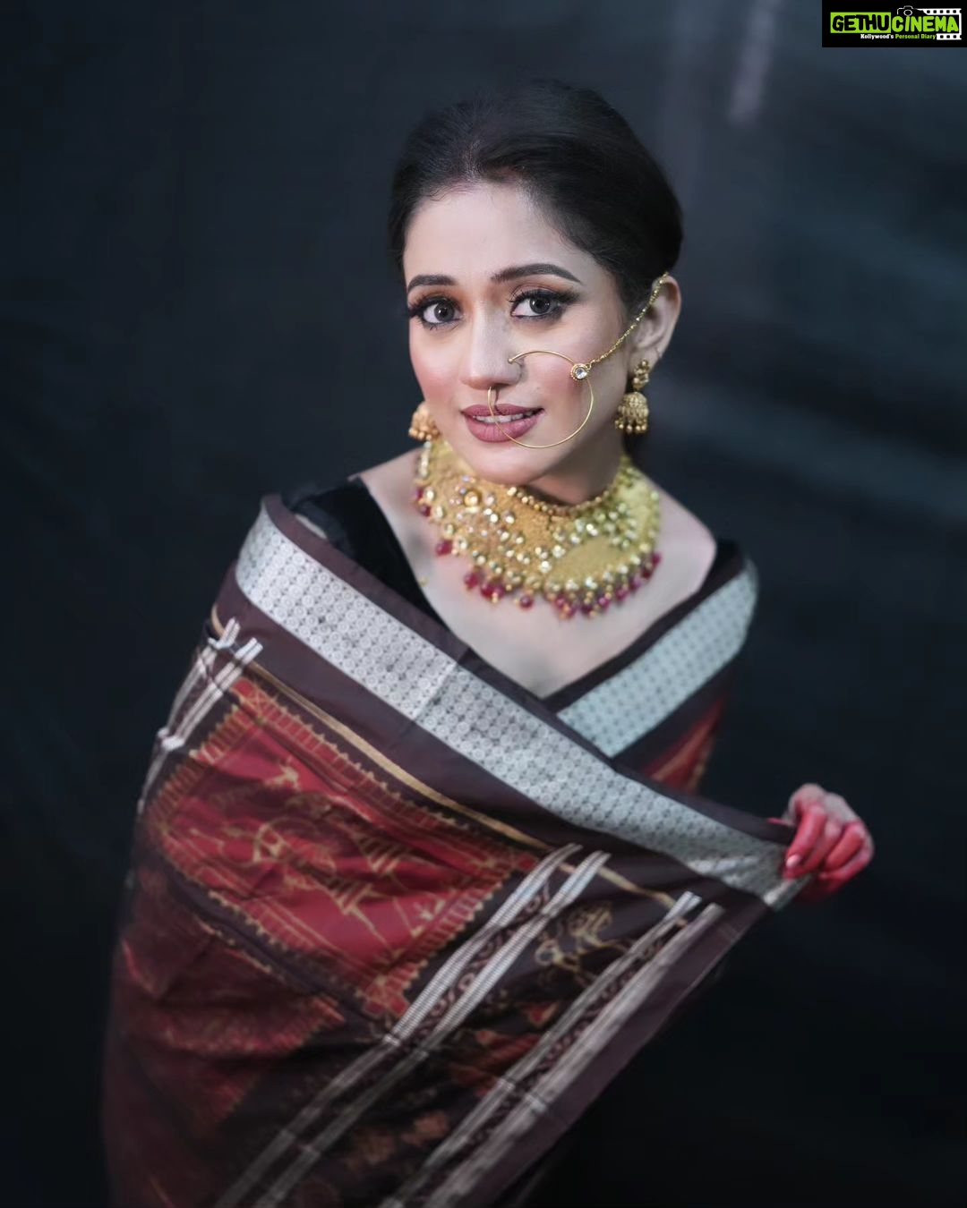Elina Samantray Instagram - DURGA PUJA🌸🙏💗 "Embracing the timeless elegance of Durga Puja in my Tera Cotta Sambalpuri silk Saree from BigRayn 🌸✨. Visit BigRayn.com or call +916372255010. #rayelinasamantaray #elinasamantaray #bigraynofficials #sambalpurihandloom #sambalpuri #odishahandlooms #mybhubaneswar #bhubaneswar #bigraynofficials #odishahandloom #odishaikat #bigraynofficials #sareesusa #sareedubai #sareessingapore #sareesofinstagram #sareestyling #weddingsarees #partywear #odishaweaves #splendoursofodishaweaves #durgapuja #durgapujo wearing @bigraynofficials Makeup & Hair @makeupbyshagy Jewellery @mahendrabaral_official PC: @_abinashbiswal @partha_das07