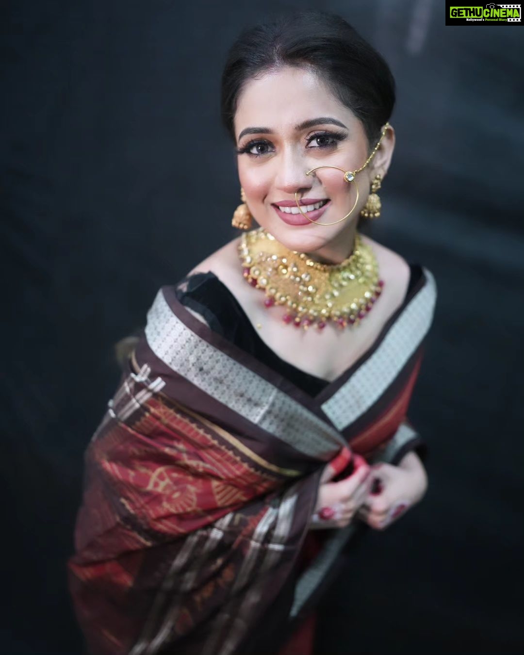 Elina Samantray Instagram - DURGA PUJA🌸🙏💗 "Embracing the timeless elegance of Durga Puja in my Tera Cotta Sambalpuri silk Saree from BigRayn 🌸✨. Visit BigRayn.com or call +916372255010. #rayelinasamantaray #elinasamantaray #bigraynofficials #sambalpurihandloom #sambalpuri #odishahandlooms #mybhubaneswar #bhubaneswar #bigraynofficials #odishahandloom #odishaikat #bigraynofficials #sareesusa #sareedubai #sareessingapore #sareesofinstagram #sareestyling #weddingsarees #partywear #odishaweaves #splendoursofodishaweaves #durgapuja #durgapujo wearing @bigraynofficials Makeup & Hair @makeupbyshagy Jewellery @mahendrabaral_official PC: @_abinashbiswal @partha_das07