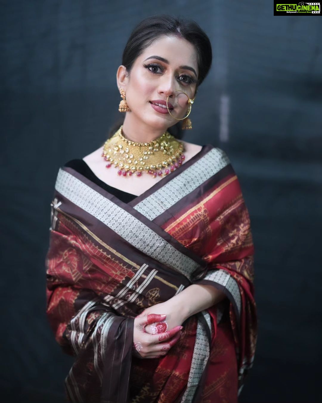 Elina Samantray Instagram - DURGA PUJA🌸🙏💗 "Embracing the timeless elegance of Durga Puja in my Tera Cotta Sambalpuri silk Saree from BigRayn 🌸✨. Visit BigRayn.com or call +916372255010. #rayelinasamantaray #elinasamantaray #bigraynofficials #sambalpurihandloom #sambalpuri #odishahandlooms #mybhubaneswar #bhubaneswar #bigraynofficials #odishahandloom #odishaikat #bigraynofficials #sareesusa #sareedubai #sareessingapore #sareesofinstagram #sareestyling #weddingsarees #partywear #odishaweaves #splendoursofodishaweaves #durgapuja #durgapujo wearing @bigraynofficials Makeup & Hair @makeupbyshagy Jewellery @mahendrabaral_official PC: @_abinashbiswal @partha_das07