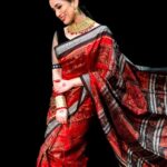 Elina Samantray Instagram - "Embracing the timeless elegance of Durga Puja in my Tera Cotta Sambalpuri silk Saree from BigRayn 🌸✨. Visit BigRayn.com or call +916372255010. Wearing @bigraynofficials Makeup & Hair @makeupbyshagy Jewellery @mahendrabaral_official PC: @_abinashbiswal @partha_das07 #rayelinasamantaray #elinasamantaray #bigraynofficials #sambalpurihandloom #sambalpuri #odishahandlooms #mybhubaneswar #bhubaneswar #bigraynofficials #odishahandloom #odishaikat #bigraynofficials #sareesusa #sareedubai #sareessingapore #sareesofinstagram #sareestyling #weddingsarees #partywear #odishaweaves #splendoursofodishaweaves #durgapuja #durgapujo