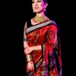 Elina Samantray Instagram - "Embracing the timeless elegance of Durga Puja in my Tera Cotta Sambalpuri silk Saree from BigRayn 🌸✨. Visit BigRayn.com or call +916372255010. Wearing @bigraynofficials Makeup & Hair @makeupbyshagy Jewellery @mahendrabaral_official PC: @_abinashbiswal @partha_das07 #rayelinasamantaray #elinasamantaray #bigraynofficials #sambalpurihandloom #sambalpuri #odishahandlooms #mybhubaneswar #bhubaneswar #bigraynofficials #odishahandloom #odishaikat #bigraynofficials #sareesusa #sareedubai #sareessingapore #sareesofinstagram #sareestyling #weddingsarees #partywear #odishaweaves #splendoursofodishaweaves #durgapuja #durgapujo