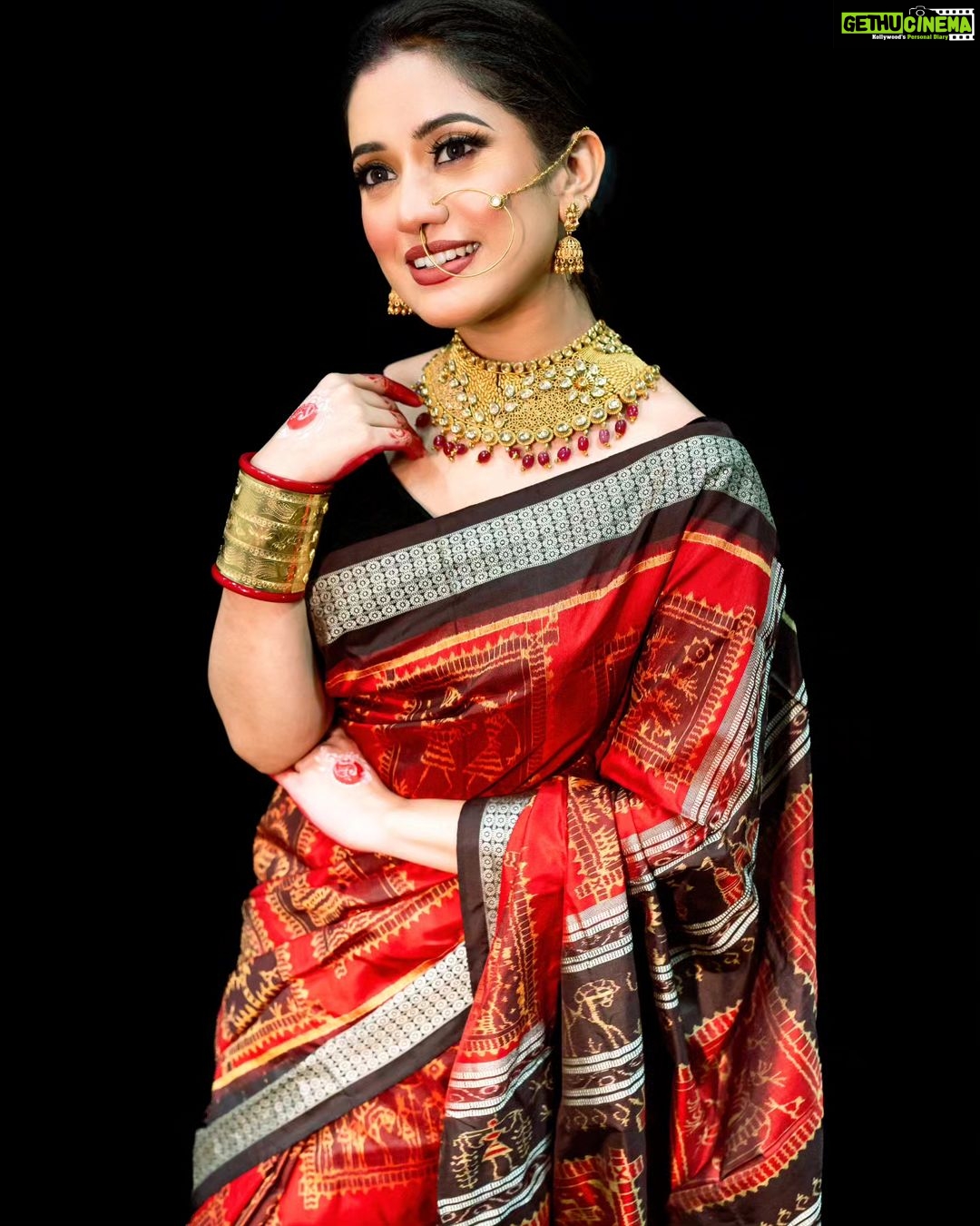 Elina Samantray Instagram - "Embracing the timeless elegance of Durga Puja in my Tera Cotta Sambalpuri silk Saree from BigRayn 🌸✨. Visit BigRayn.com or call +916372255010. Wearing @bigraynofficials Makeup & Hair @makeupbyshagy Jewellery @mahendrabaral_official PC: @_abinashbiswal @partha_das07 #rayelinasamantaray #elinasamantaray #bigraynofficials #sambalpurihandloom #sambalpuri #odishahandlooms #mybhubaneswar #bhubaneswar #bigraynofficials #odishahandloom #odishaikat #bigraynofficials #sareesusa #sareedubai #sareessingapore #sareesofinstagram #sareestyling #weddingsarees #partywear #odishaweaves #splendoursofodishaweaves #durgapuja #durgapujo