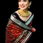Elina Samantray Instagram - "Embracing the timeless elegance of Durga Puja in my Tera Cotta Sambalpuri silk Saree from BigRayn 🌸✨. Visit BigRayn.com or call +916372255010. Wearing @bigraynofficials Makeup & Hair @makeupbyshagy Jewellery @mahendrabaral_official PC: @_abinashbiswal @partha_das07 #rayelinasamantaray #elinasamantaray #bigraynofficials #sambalpurihandloom #sambalpuri #odishahandlooms #mybhubaneswar #bhubaneswar #bigraynofficials #odishahandloom #odishaikat #bigraynofficials #sareesusa #sareedubai #sareessingapore #sareesofinstagram #sareestyling #weddingsarees #partywear #odishaweaves #splendoursofodishaweaves #durgapuja #durgapujo