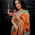 Elina Samantray Instagram - "Radiant hues of tradition meet the richness of heritage this Dhanteras! ✨ BigRayn's naturally dyed Sambalpuri Silk adorned with intricate Manabasa Jhoti captures the essence of prosperity and elegance. 🌼 Embrace the auspicious glow of Dhanteras with the artistry of handwoven craftsmanship. 💫 Happy Dhanteras Everyone ! Visit BigRayn.com or store at Janpath, Bhubaneswar Call/whatsapp +916372255010 #DhanterasTradition #SambalpuriSilkMagic #ManabasaJhotiDesigns #rayelinasamantaray #elinasamantaray #Bigraynofficials #splendoursofodishaweaves #odishahandloom #odishaweaves #odishaweave #odishaikat #handloom #odishahandlooms Wearing @bigraynofficials Makeup- @makeupbyshagy