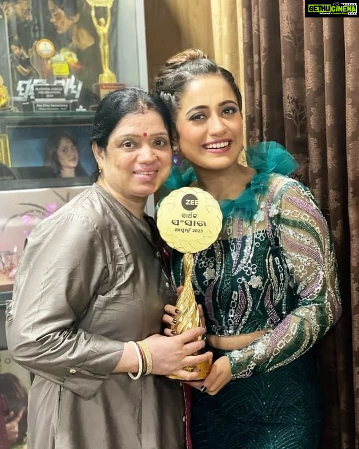 Elina Samantray Instagram - You are my fighter daughter⭐️ Congratulations Sona. Pratisodh is a very good movie. God bless you🌺 Best Actress of the year for the cinema pratisodh.