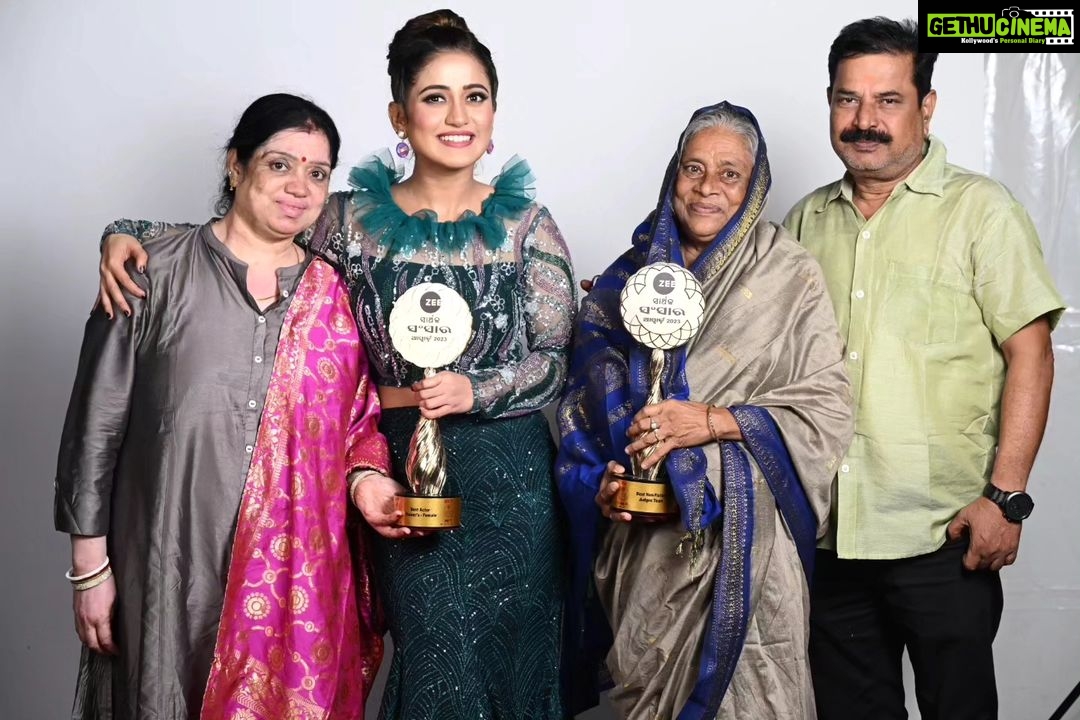 Elina Samantray Instagram - Grateful!🙏🧿 Pratisodh cinema will always have a very special part in my heart. Can't thank enough to my Director who eventually became my brother my dearest @lovekazue bhai for convincing me to be his "KOMIANNA". I did this cinema because i had faith in the team. And for me the most important person in the team is the DOP. Our superstar Cinematographer @pc_pratap I would like to thank each and every technician of pratisodh. Our editor manas bhai, BGM very well done by nabs and saroj team. Our fight master devraj sir. Beautiful music by Goodly ratha sir and all the singers. Thanks to all my co artists. Thank you to the team @zee_sarthaktv for helping us reach all the odia audience. And finally to all my wellwishers, my fans and all the proud odia audiences who loved me and supported me with every step in my life. 2023 is special🧿🌸