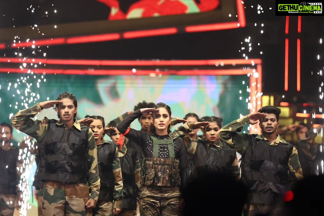 Elina Samantray Instagram - This performance will always remain special! Thank you to my dearest brother @lovekazue for trusting me. Thank you @kabirprasadpradhanofficial for the choreography. Don't forget to watch the grand show tomorrow! Evening. @zee_sarthaktv Special shout out to all the brilliant dancers who are the stars of this performance! Team KDS❤️