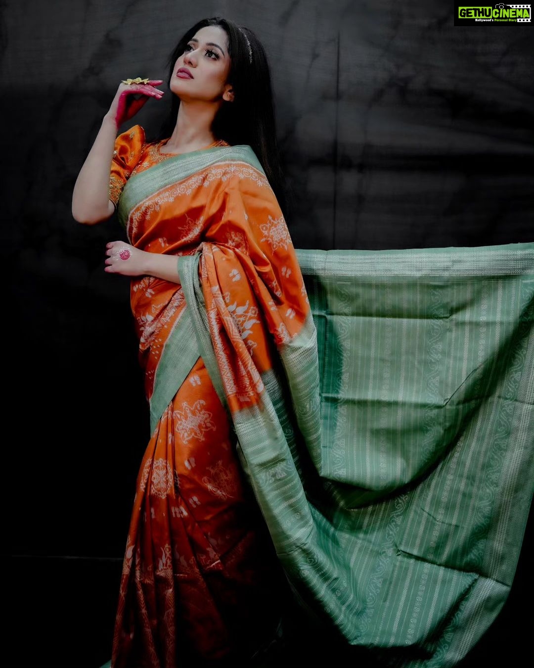 Elina Samantray Instagram - "Radiant hues of tradition meet the richness of heritage this Dhanteras! ✨ BigRayn's naturally dyed Sambalpuri Silk adorned with intricate Manabasa Jhoti captures the essence of prosperity and elegance. 🌼 Embrace the auspicious glow of Dhanteras with the artistry of handwoven craftsmanship. 💫 Happy Dhanteras Everyone ! Visit BigRayn.com or store at Janpath, Bhubaneswar Call/whatsapp +916372255010 #DhanterasTradition #SambalpuriSilkMagic #ManabasaJhotiDesigns #rayelinasamantaray #elinasamantaray #Bigraynofficials #splendoursofodishaweaves #odishahandloom #odishaweaves #odishaweave #odishaikat #handloom #odishahandlooms Wearing @bigraynofficials Makeup- @makeupbyshagy
