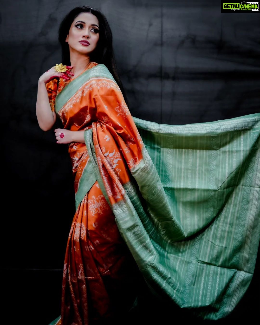 Elina Samantray Instagram - "Radiant hues of tradition meet the richness of heritage this Dhanteras! ✨ BigRayn's naturally dyed Sambalpuri Silk adorned with intricate Manabasa Jhoti captures the essence of prosperity and elegance. 🌼 Embrace the auspicious glow of Dhanteras with the artistry of handwoven craftsmanship. 💫 Happy Dhanteras Everyone ! Visit BigRayn.com or store at Janpath, Bhubaneswar Call/whatsapp +916372255010 #DhanterasTradition #SambalpuriSilkMagic #ManabasaJhotiDesigns #rayelinasamantaray #elinasamantaray #Bigraynofficials #splendoursofodishaweaves #odishahandloom #odishaweaves #odishaweave #odishaikat #handloom #odishahandlooms Wearing @bigraynofficials Makeup- @makeupbyshagy