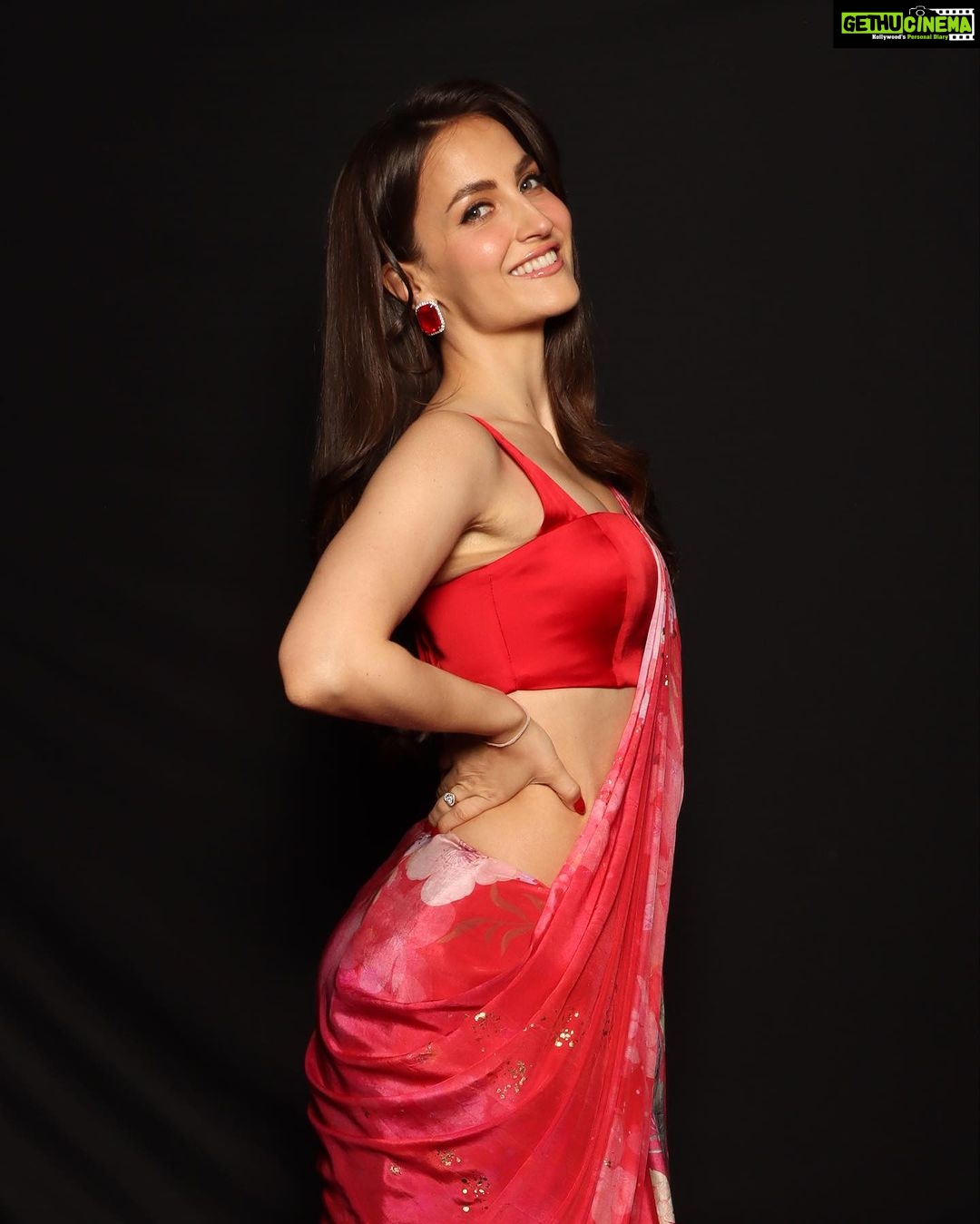 Elli AvrRam Instagram - Walk like you own it❤️🦋✨ @navyasabyliva @timesfashionweek #navyasa #navyasabyliva #effortlesslyelegant #newcollection #AW23 #navyasasarees #sustainablefashion #BTFW #BTFW23 #BTFW2023 #BombayTimesFashionWeek2023 #FashionShow #FashionStyling #Style #Runway #HighFashion #fashionforward #elliavrram #yourstruly