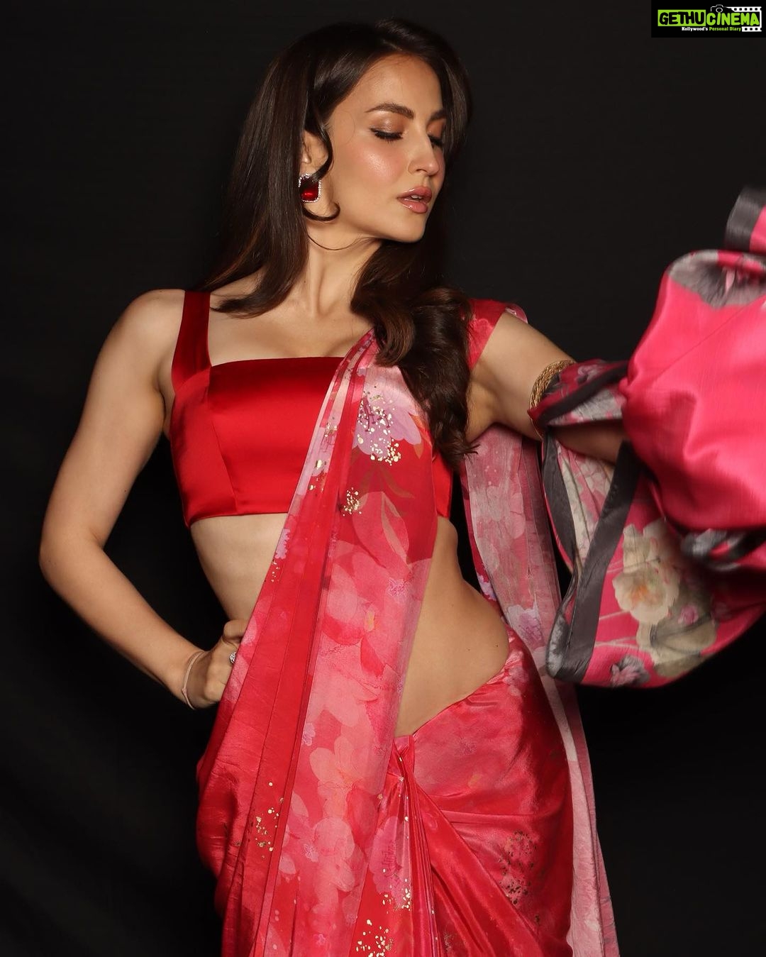 Elli AvrRam Instagram - Walk like you own it❤️🦋✨ @navyasabyliva @timesfashionweek #navyasa #navyasabyliva #effortlesslyelegant #newcollection #AW23 #navyasasarees #sustainablefashion #BTFW #BTFW23 #BTFW2023 #BombayTimesFashionWeek2023 #FashionShow #FashionStyling #Style #Runway #HighFashion #fashionforward #elliavrram #yourstruly