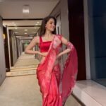 Elli AvrRam Instagram - Walk like you own it❤️🦋✨ @navyasabyliva @timesfashionweek #navyasa #navyasabyliva #effortlesslyelegant #newcollection #AW23 #navyasasarees #sustainablefashion #BTFW #BTFW23 #BTFW2023 #BombayTimesFashionWeek2023 #FashionShow #FashionStyling #Style #Runway #HighFashion #fashionforward #elliavrram #yourstruly