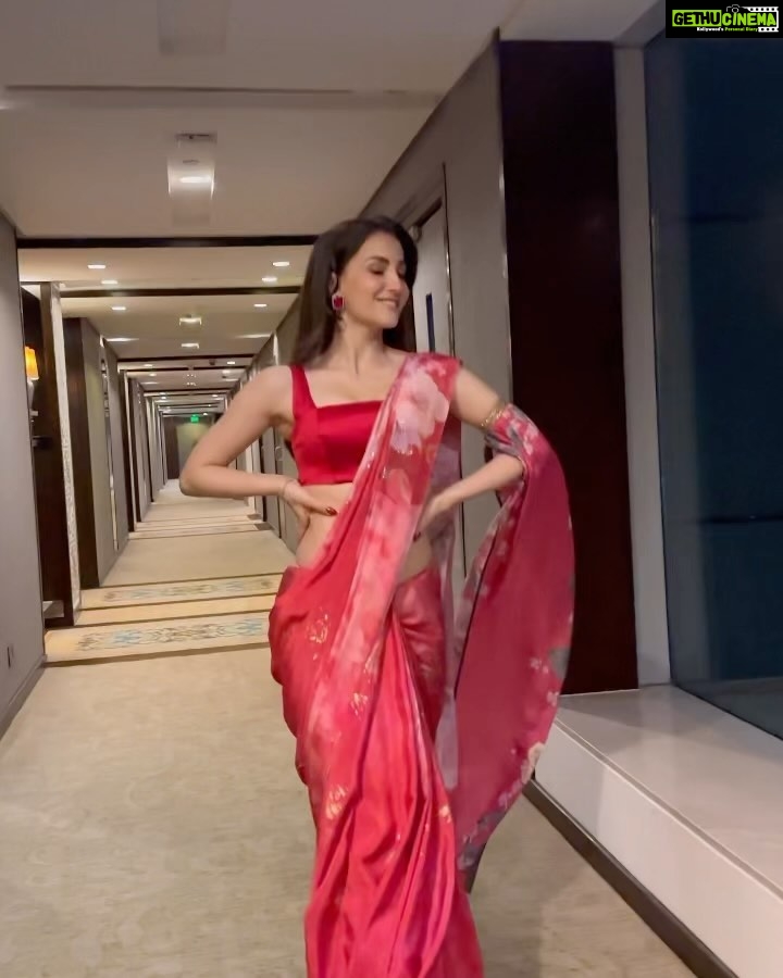Elli AvrRam Instagram - Walk like you own it❤️🦋✨ @navyasabyliva @timesfashionweek #navyasa #navyasabyliva #effortlesslyelegant #newcollection #AW23 #navyasasarees #sustainablefashion #BTFW #BTFW23 #BTFW2023 #BombayTimesFashionWeek2023 #FashionShow #FashionStyling #Style #Runway #HighFashion #fashionforward #elliavrram #yourstruly