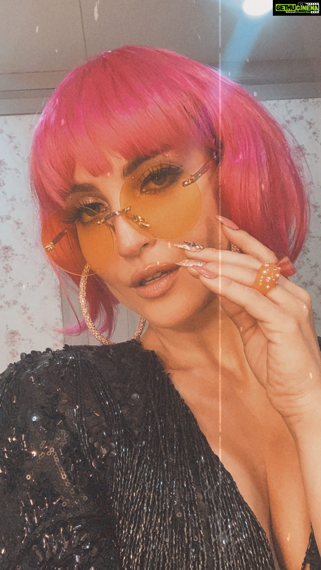 Elli AvrRam Instagram - Back in INDIA! So excited for Ganapath🦄🎭🎬 As you all know by now, I always love experimenting with my roles. Creating an unique look for every character I step into, is something that excites me a lot as an actor! Hoping you all as my fans will enjoy this new Avatar of mine🤭 it’s a role I’ve never portrayed before!! #excited yaaay #GANAPATH 💥💥💥 #comingsoon #next #bollywood #film #newyork #newchallenge #new #character #role #slay #look #elliavrram #yourstruly #woopwoop India Mumbai