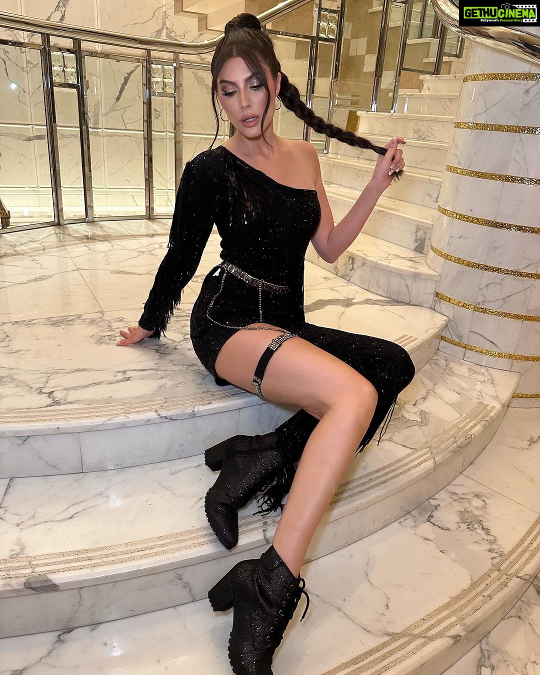 Elnaaz Norouzi Instagram - 1000 comments on this post and I’ll drop the Video of my Performance in #Dubai 🖤 Happy Commenting 😋 اگر کامنتهای این پست رو به ۱۰۰۰ برسونین ویدئوی اجرای برنامهٔ دوبی رو میزارم براتون 😋🖤 ببینم چیکار میکنین Dubai, United Arab Emirates