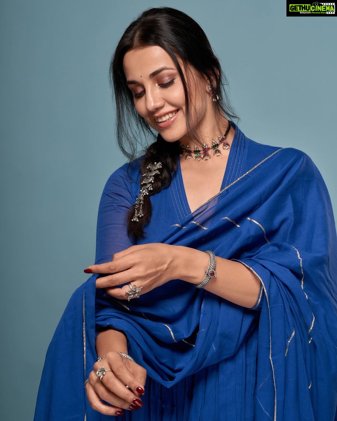 Esha Kansara Instagram - Gearing up for Diwali! 🪔 @eshyl_silver 💙 Styled by @styleitwithniki Photgrapher @badal_patel52 @poojan____19 Outfit @jovifashion