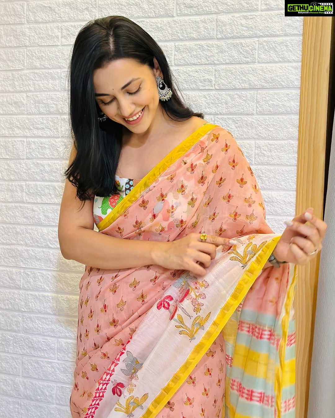 Esha Kansara Instagram - Totallly accepting that I’m in THAT “I just love sarees” wala phase🤓😂🥰🌸 This cute piece is by @chhapa_gj8 🌙 Blouse by @justblouses_official P.C. to the one who love sarees too @shraddhadangar_official 😁