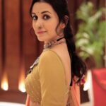 Esha Kansara Instagram - 🌸🌸🌸 @rohin_photographer @styleitwithniki @eshyl_silver @thesimplesilhouetteofficial @kabiniofficial._
