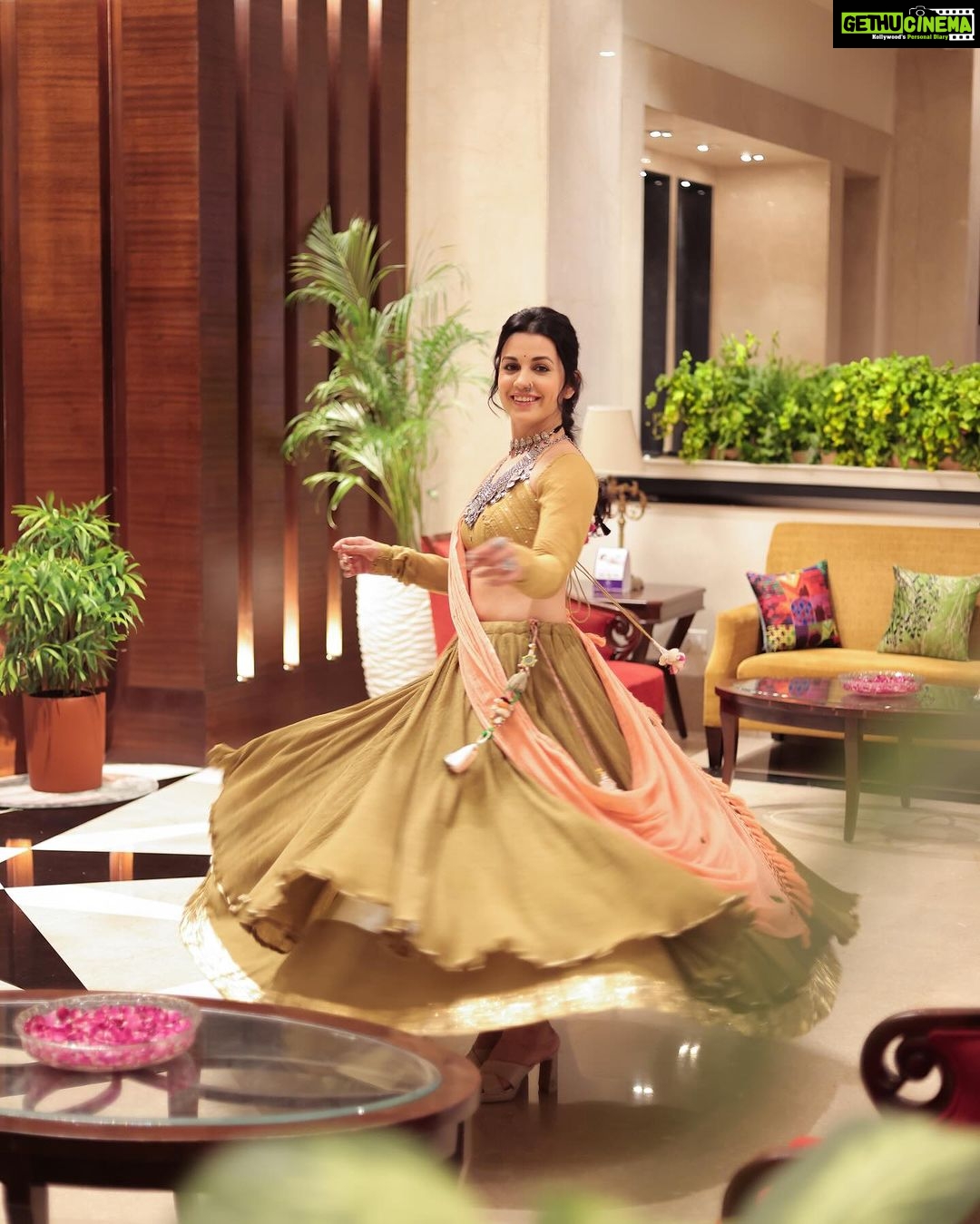 Esha Kansara Instagram - 🌸🌸🌸 @rohin_photographer @styleitwithniki @eshyl_silver @thesimplesilhouetteofficial @kabiniofficial._