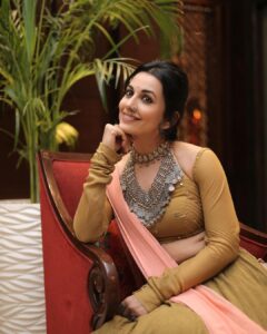 Esha Kansara Instagram - 🌸🌸🌸 @rohin_photographer @styleitwithniki @eshyl_silver @thesimplesilhouetteofficial @kabiniofficial._