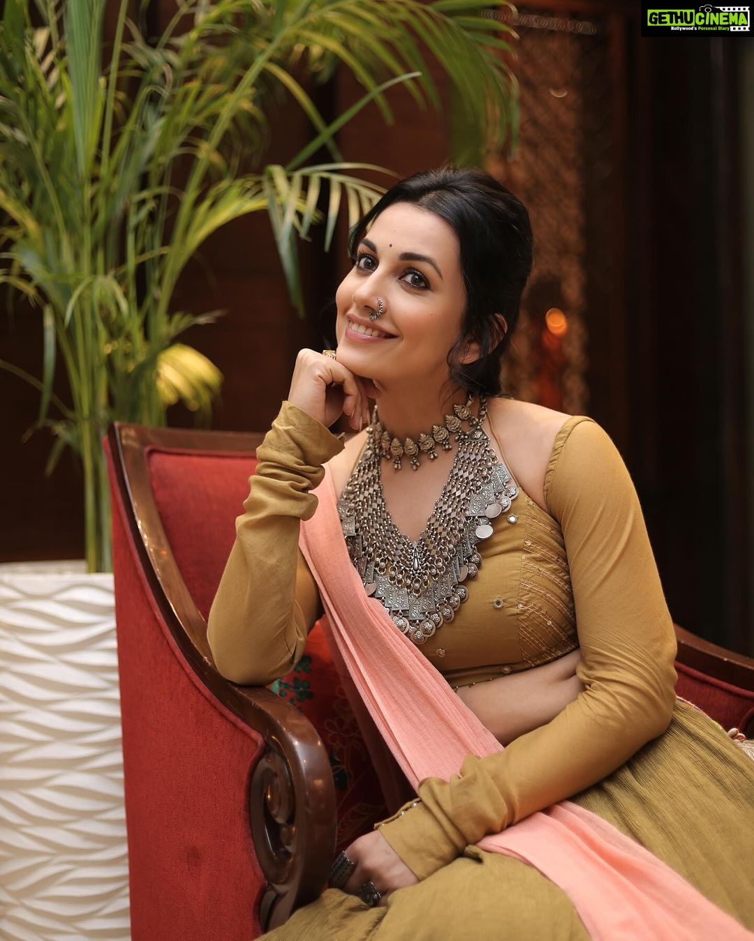 Esha Kansara Instagram - 🌸🌸🌸 @rohin_photographer @styleitwithniki @eshyl_silver @thesimplesilhouetteofficial @kabiniofficial._