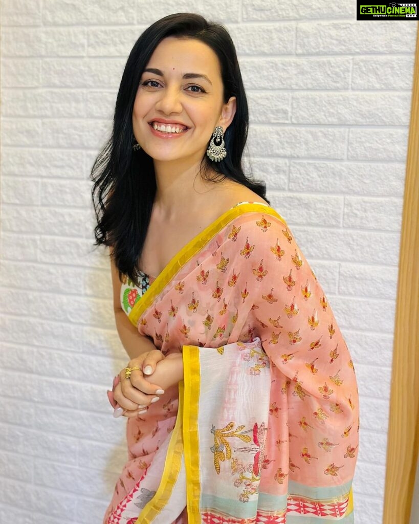 Esha Kansara Instagram - Totallly accepting that I’m in THAT “I just love sarees” wala phase🤓😂🥰🌸 This cute piece is by @chhapa_gj8 🌙 Blouse by @justblouses_official P.C. to the one who love sarees too @shraddhadangar_official 😁