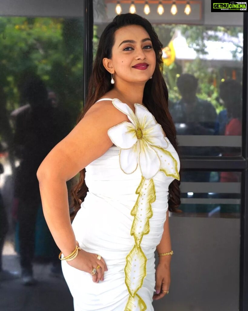 Ester Noronha Instagram - When you don’t see a clear path for what you want, it means you have to make it yourself! 💛 Designer : @clothingpallet.in Stylist : @spoorthi._rao #makeyourownway #beliveinyourself #keepgoing #youcandoit #workhard #staystrong #havefaith #bepatient #godwillmakeaway #godwillprovide #godisgood #doyourbest #godwilldotherest #thankyouJesus #thankyouGod #Godbless #muchlove Ramanaidu Studio