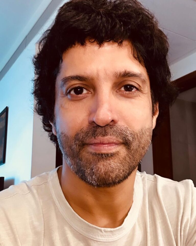 Farhan Akhtar Instagram - The Imraan look comes full circle. What say @zoieakhtar ..? Should the Bwoys head on another road trip .. 😉