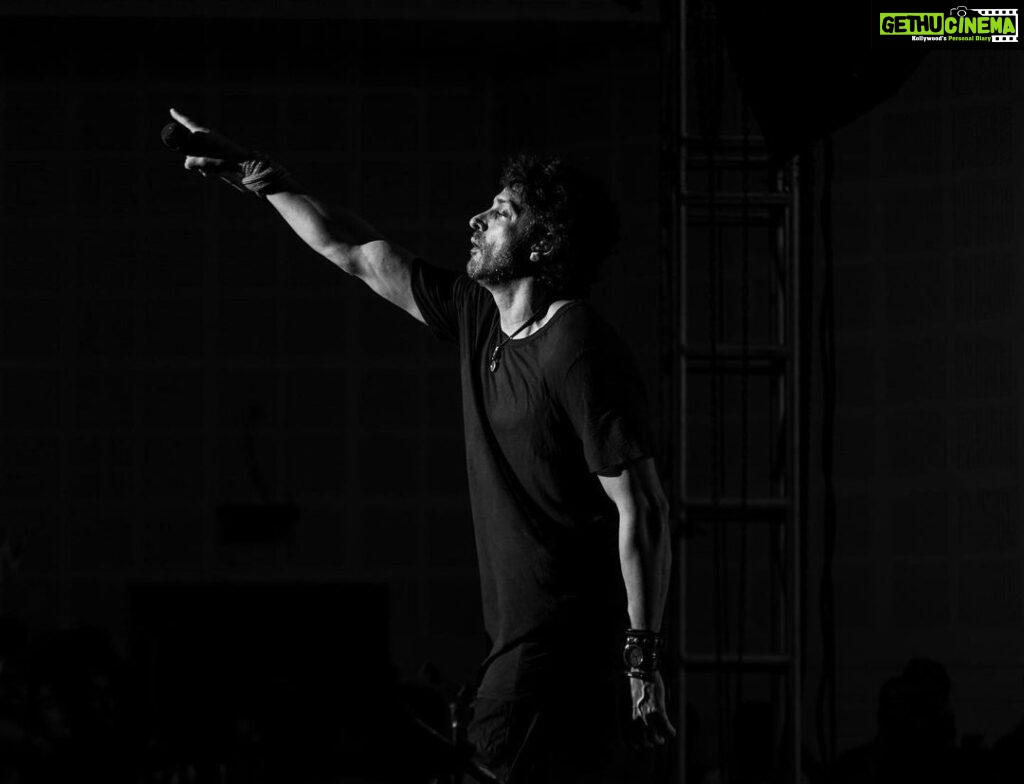 Farhan Akhtar Instagram - Black and white series from last nights gig at NRS Medical College, Kolkata. Thank you all for your love, good cheer and happy vibes. See you next time .. ♥ And in case I don’t say it enough .. blessed to play alongside this incredible band and amazing musicians .. the ones in these pictures and the ones who aren’t .. you know who you are ♥♥ #music #rock #live #giglife #cityofjoy Images @akhileshganatraphotography