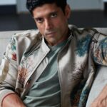 Farhan Akhtar Instagram - Baat bhi aap ke aage na zabaan se nikli lijiye aaye the hum soch ke kya kya dil mein ~ Wazir Ali Saba Lakhnavi 🙌🏽 Image @abheetgidwani