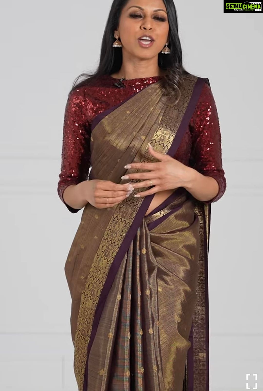 Fathima Babu Instagram - புடவை ப்ளீட் வச்ச முந்தானை வச்சுக் கட்டும்போது பின் பக்கம் தோள்பட்டைக்குக் கீழே ஒரு பின் போட வேண்டியிருக்கும் உங்க வீட்டுல யாரு ஹெல்ப் பண்ணுவாங்க நான் ஷூட்டிங் சமயத்தில் சக நடிகைகள் ஒன்றாக சேலை மாற்றும்போது உதவுவார்கள் அல்லது பெண் உதவியாளர் உதவுவார் வீட்டு ஆண்களுக்கு சேஃப்டி பின் ராக்கெட் சயின்ஸ் போன்றது 😄