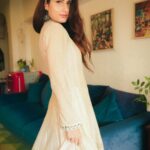Fatima Sana Shaikh Instagram - 🤫 Sharing one of my beauty essentials for the season! 🥰 It’s all about that subtle glam and happy skin with Lakmé CC Mousse. The lightweight texture is a game-changer, giving me that perfect look and hydrated feel, all day! 🤌🫶 Show your skin some festive love with Lakmé Glam Squad. 💖✨ #Lakmé #LakméIndia #LakméGlamSquad #LakméCCMousse #LakméLumiLit #FlawlessBase #SubtleGlam