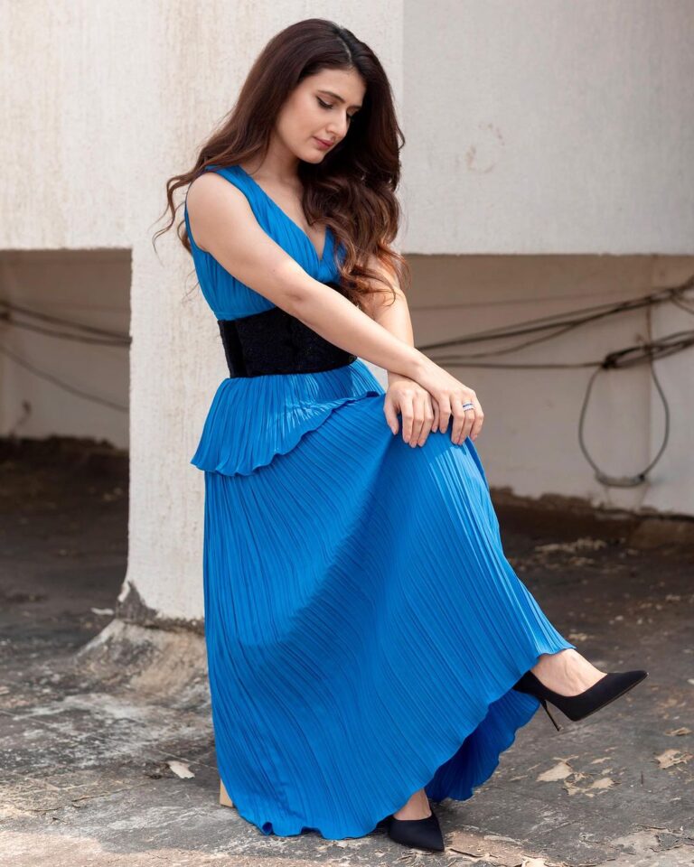Fatima Sana Shaikh Instagram - Feeling the blues? Styled by @shreejarajgopal Outfit @studiomoonray Jewels @karishma.joolry Make up @niccky_rajaani Hair @manojchavan61