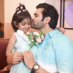 Ganesh Venkatraman Instagram – ‘Daddy let’s not burst loud crackers this Diwali, the animals are getting scared’- she said. I love the way children add sensitivity and inclusivity to our lives, some of which we may have forgotten along the way ❤️❤️

Aint No therapy better than daddy-daughter bonding..this one has all my heart…and we happened to be twinning in blue too 😉😉

#Diwali
#lightupyourspirit
#daddydaughter
#myabhiyumnaanum
#SamairaGanesh 
#GaneshVenkatram