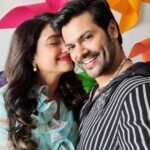 Ganesh Venkatraman Instagram – WEEKEND VIBES setting in…

Turn on ur brightest smiles cos it’s 
#Diwali Time ✨️🌟🌟

#diwalionmymind 
#Diwali
#weekendvibes 
#love 
#festival
#family