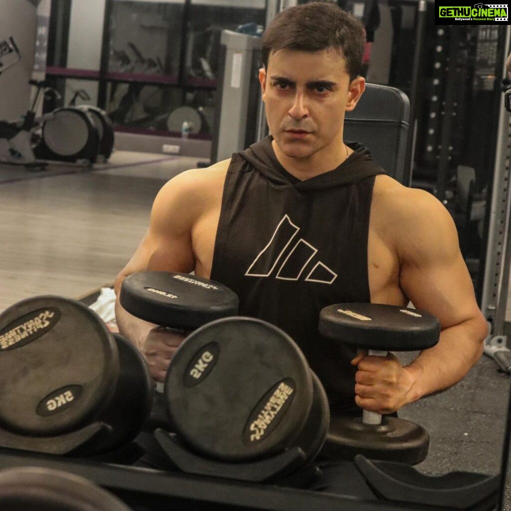 Gautam Rode Instagram - Consistency leads to perfection and I am halfway there 💪🏻 Gymbro - @mindfullymuscular Shot- @zebiee_xyz_ Anytime Fitness India