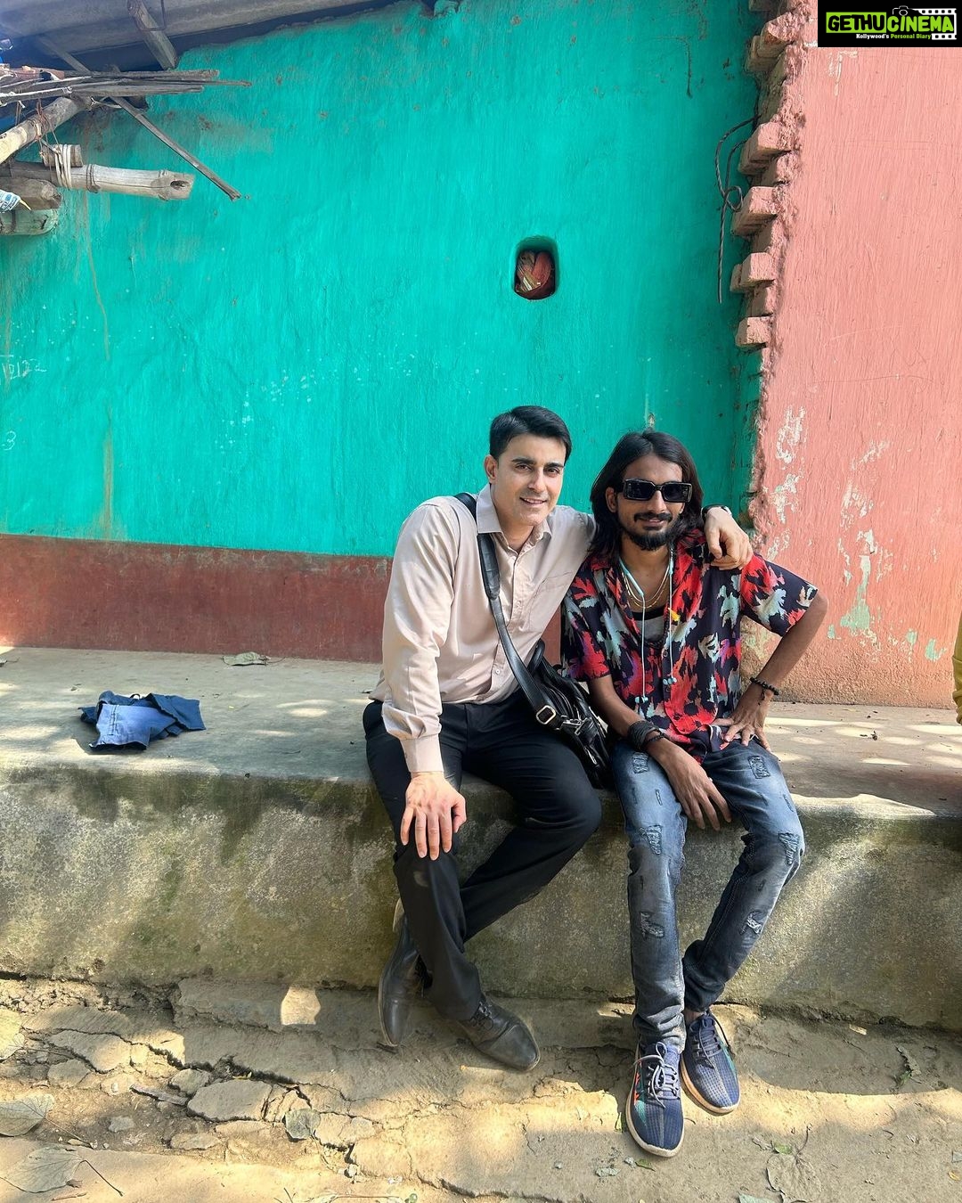 Gautam Rode Instagram - Had a great time working on #Classfull with this brilliant cast and crew😇.. See you guys soon on the set again🤗 @rohitashvgour @pavnilaughs @thebakwastalks @coolkundan8550 #shooting #teacher #character #webseries