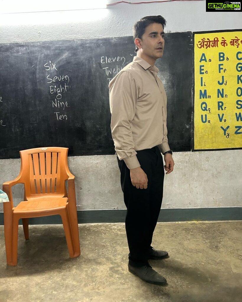 Gautam Rode Instagram - Had a great time working on #Classfull with this brilliant cast and crew😇.. See you guys soon on the set again🤗 @rohitashvgour @pavnilaughs @thebakwastalks @coolkundan8550 #shooting #teacher #character #webseries