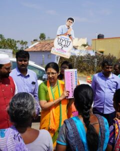 Gautami Instagram - இன்று அரவக்குறிச்சி சட்டமன்றத் தொகுதியில் திரு கே அண்ணாமலை ஐபிஎஸ் அவர்களை ஆதரித்து தாமரை சின்னத்தில் வாக்களிக்கும்படி பரப்புரை செய்தேன். கட்சி வேறுபாடுகளைக் கடந்து திரு அண்ணாமலை அவர்களுக்கு மக்கள் மத்தியில், குறிப்பாக இளைஞர்கள் மத்தியில் ஆதரவும் நம்பிக்கையும் அமோகமாக உள்ளது. #aravakurichi4annamalai #kannamalaiips #வாக்களிப்போம்_தாமரைக்கே #BJP #AIADMKFOR2021 #TNElection2021 @bjp4india @bjp4tamilnadu @narendramodi @amitshahofficial @jpnaddaofficial @gkishanreddyofficial @blsanthoshofficial @ctravi @general_vksingh @ponguletisudhakarreddy @murugan_tnbjp