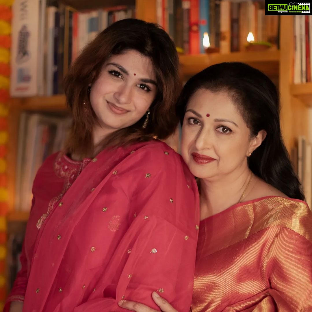 Gautami Instagram - Maa inti Mahalaxmi...maa Subhalaxmi❤️ @maybesubbu Pic credit @hymareddysg #beautifulmornings