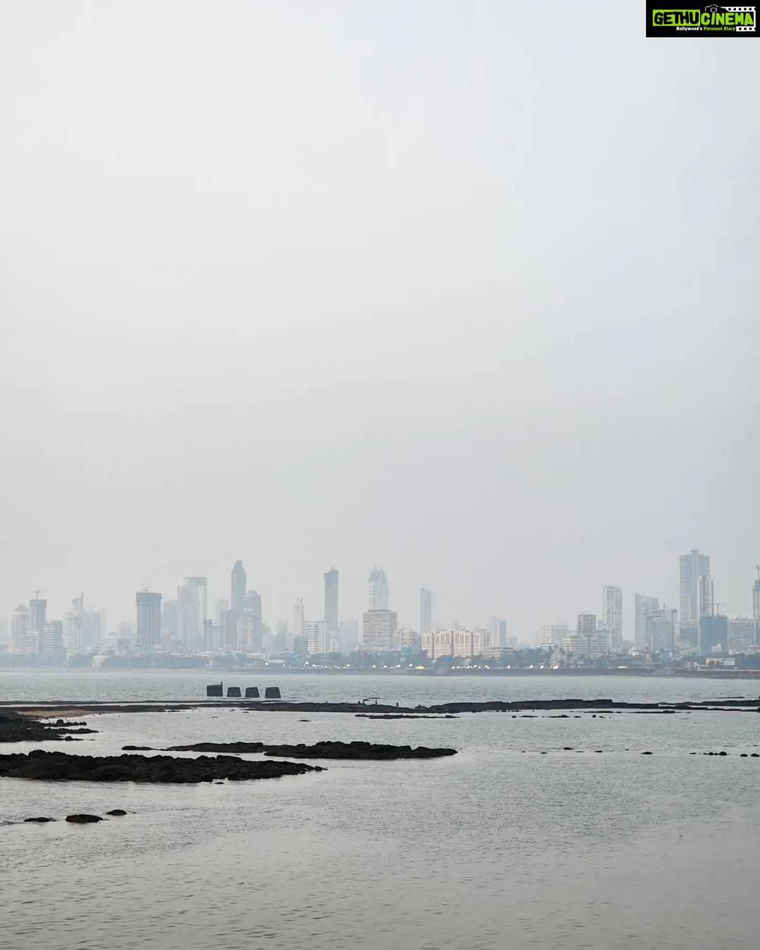 Gautami Instagram - So many fight to cross the Sea to attain the City of Dreams... your Dreams are your lifeline... No Matter how long it takes, never give up on your goals ❤️ #keepdreaming #mumbai #horizons #life #live