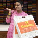 Gayathri Yuvraaj Instagram - Diwali வரப்போகுது! 🎆🧨🥰 அப்போ first வேலையா நம்ம செய்ய வேண்டியது என்ன??? Diwali Shopping தான். நாங்க Family ஓட Shoba textiles வந்தோம். Amazing collections and varieties in Traditional & Modern wears for both Women & Men.. Shoba textiles are located at Thiruvanmiyur, Mogappair and T. Nagar. தீபாவளியை தாம்-தூம் ‘னு கொண்டாடுங்க 🤩🫶✨ @visitshobha #Diwali #Ad #shopping